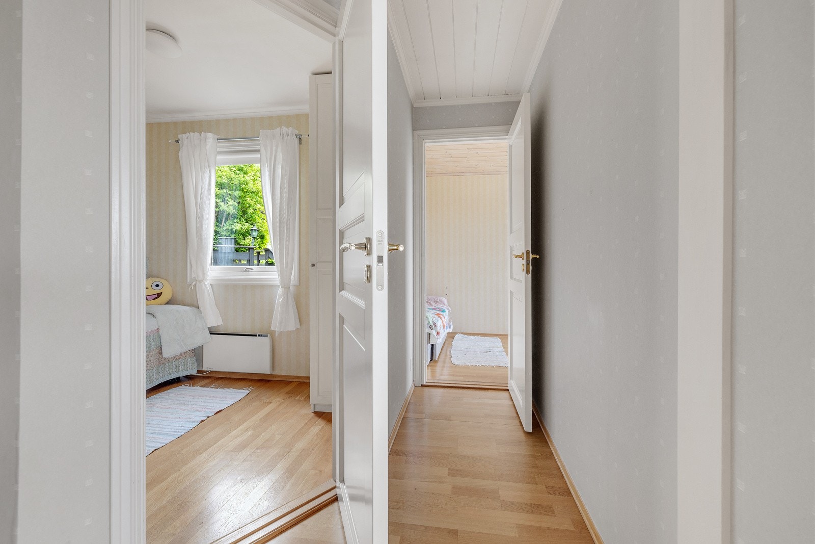Boligen har tre gode soverom, som ligger samlet i 2. etasje. Galleribilde