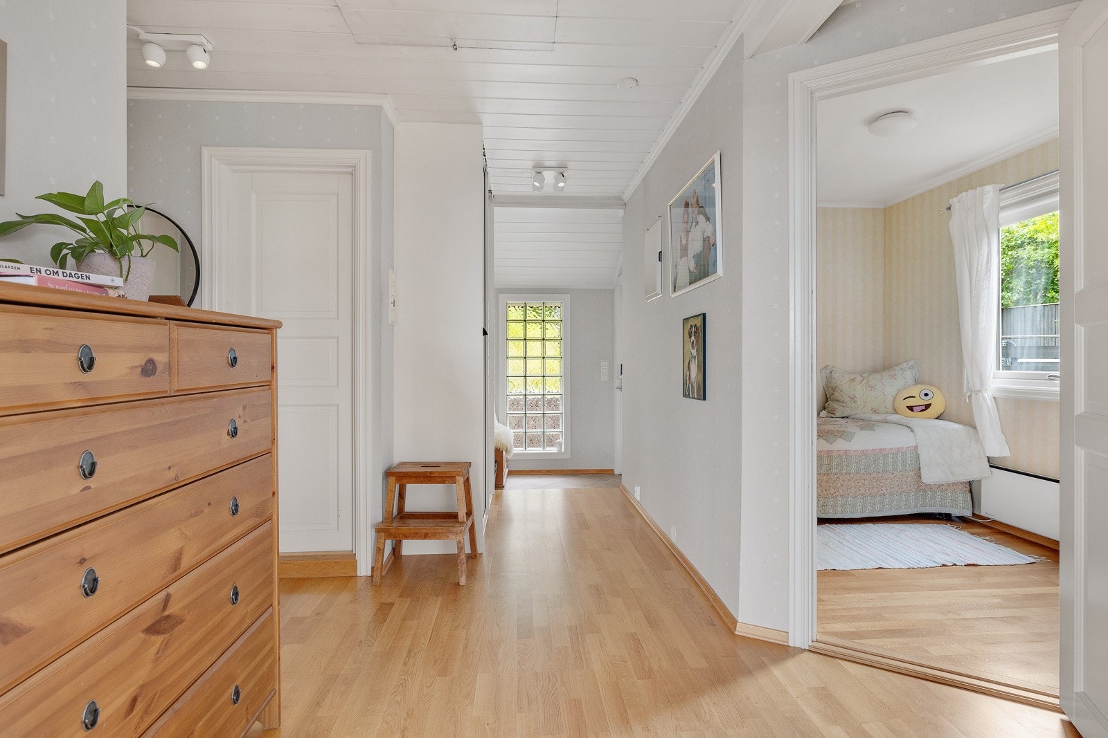 Videre er det ankomst til en hall med parkettgulv og en stor skyvedørsgarderobe. Galleribilde
