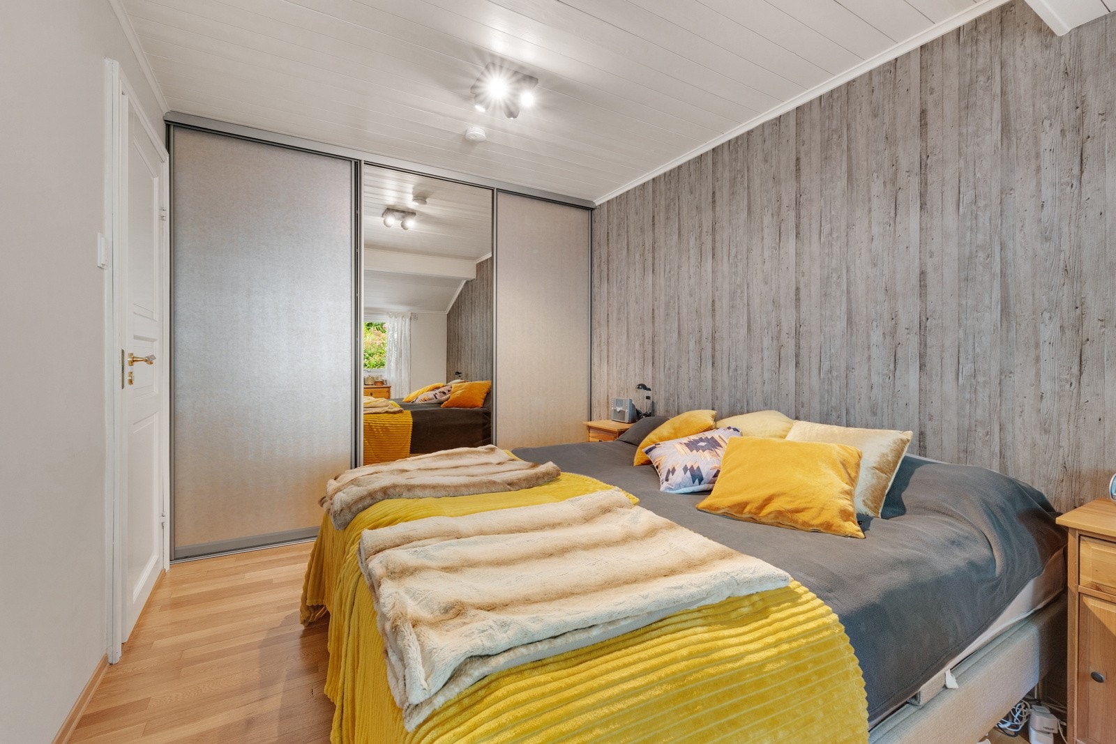 Det er god oppbevaringsplass med en skyvedørsgarderobe med speilfronter. Galleribilde