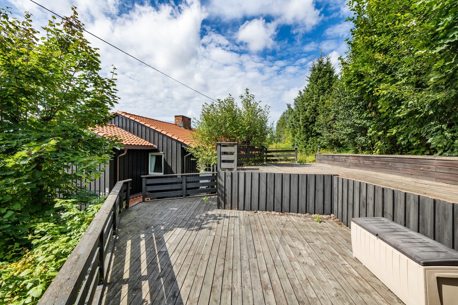 I tilknytning til entreen er det bygget frittstående terrasse. Galleribilde