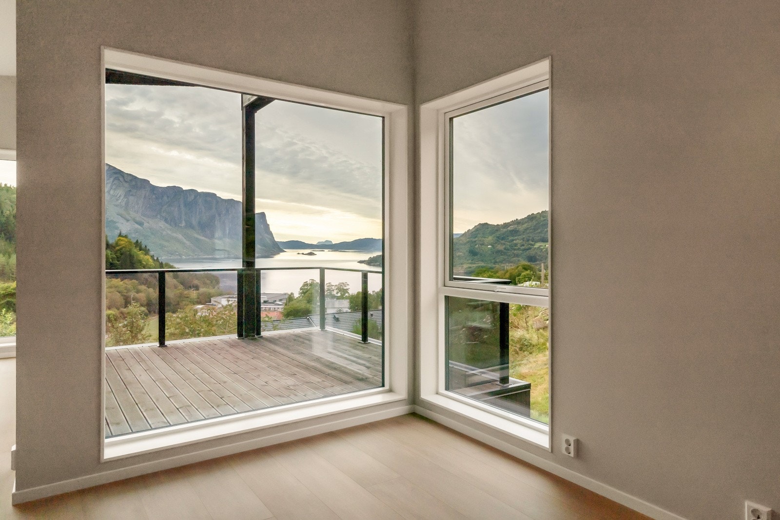 Frå stova har ein også utgang til veranda... Galleribilde