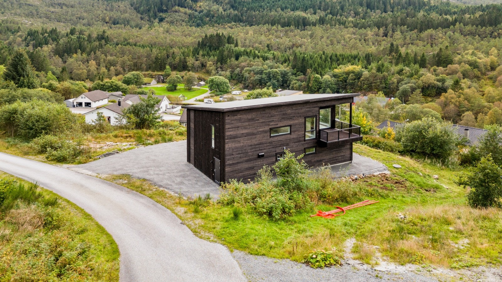 Ny og innhaldsrik einebustad med carport. Her har du flott utsikt og gode soltilhøve Galleribilde