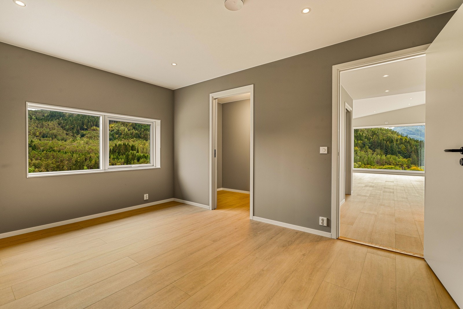 Etasjens soverom med walk-in garderobe Galleribilde