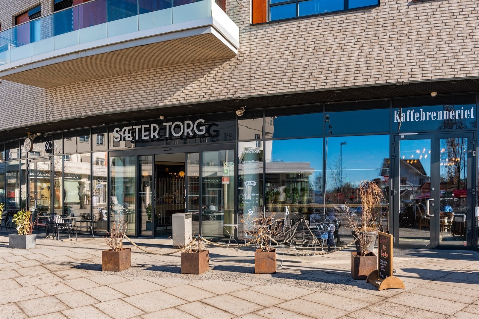Sæter torg byr også på flere handel- og servicetilbud. Galleribilde