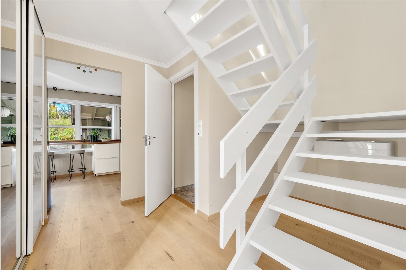 Varmepumpe under trappen gir et behagelig inneklima hele året. Galleribilde