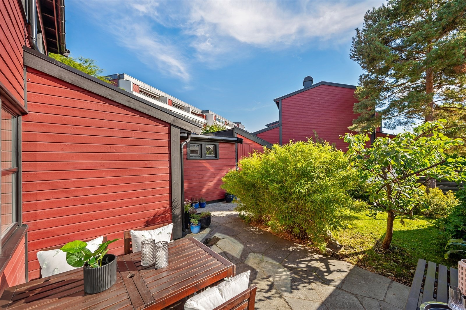 Uteplassen på fremsiden er belagt med stein og har en privat solrik hage og god plass til utendørs møblement. Galleribilde