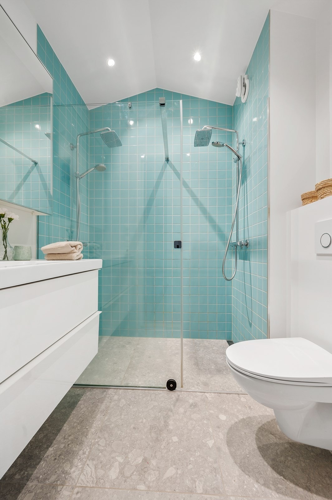 Moderne og stilrent bad med romslig dobbeltdusj og delikate fliser. Badet ble renovert i 2015. Galleribilde