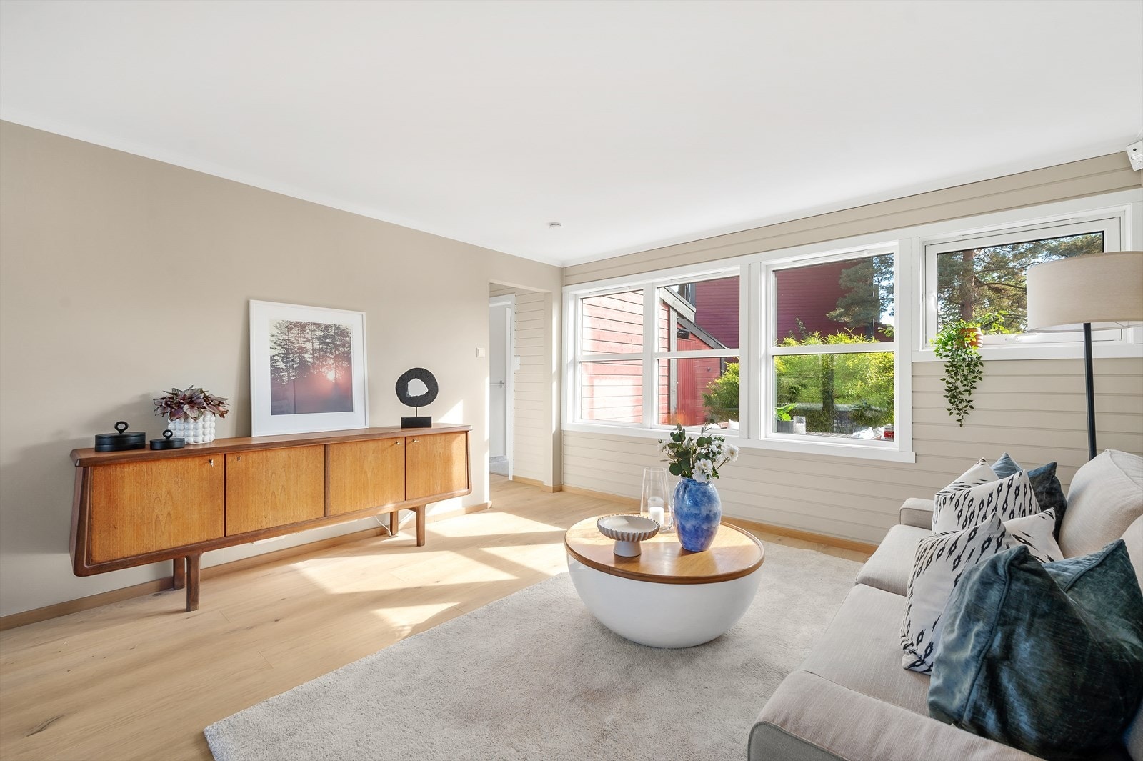 Naturlig medievegg med innfelt rør i vegg som gjør det enkelt å skjule ledninger ved vegghengt tv feste. Galleribilde