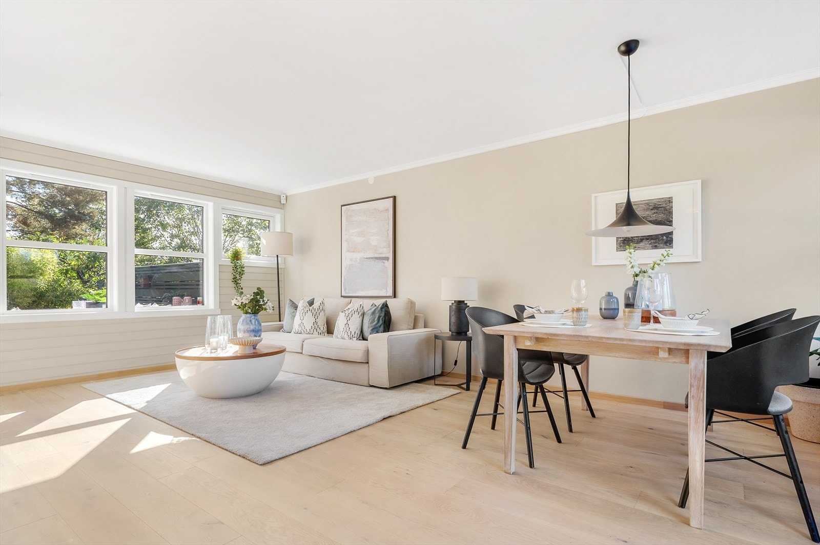 Stuen har store vindusflater på begge sider som slipper inn rikelig med naturlig lys. Galleribilde