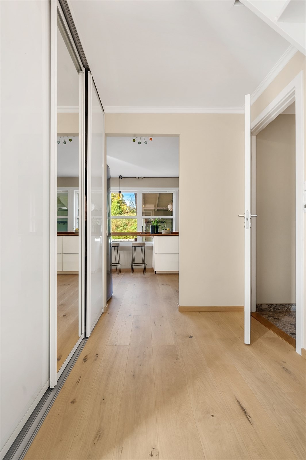 I tilknytning til entréen er det stor plassbygget skyvedørsgarderobe som gir godt med plass til oppbevaring. Det er også adkomst til toalett. Galleribilde