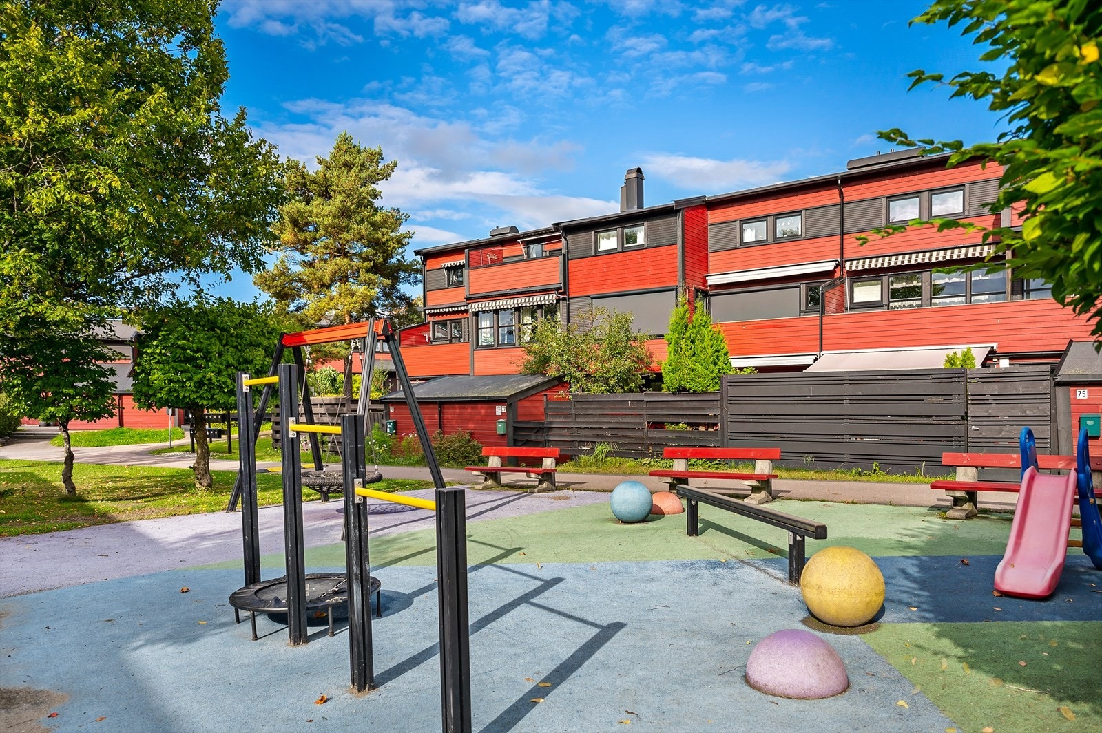 Lekeplass i borettslaget omgitt av frodig grøntområder og bilfrie interne gangveier. Perfekt for barnefamilier som søker trygghet og trivsel. Galleribilde