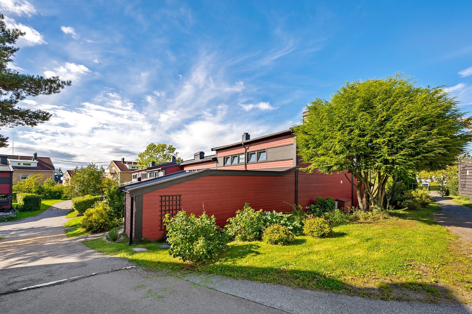 Er du heldig å få flytte hit, vil du bo helt på enden med koselig hage foran og på siden av boligen. Det er en stor utvendig bod i den utstikkende delen av huset. Galleribilde
