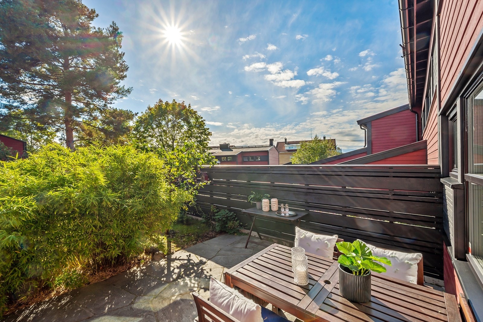 Uteplassen er sydvendt og du har sol fra morgen til sen ettermiddag. Galleribilde