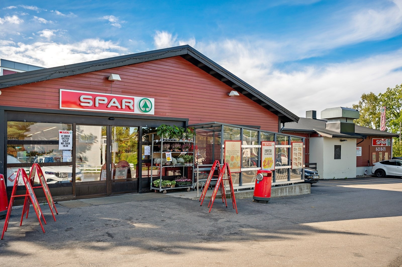Spar er nærmeste butikk og har et stort utvalg av dagligvarer samt. ferskvaredisk. Galleribilde
