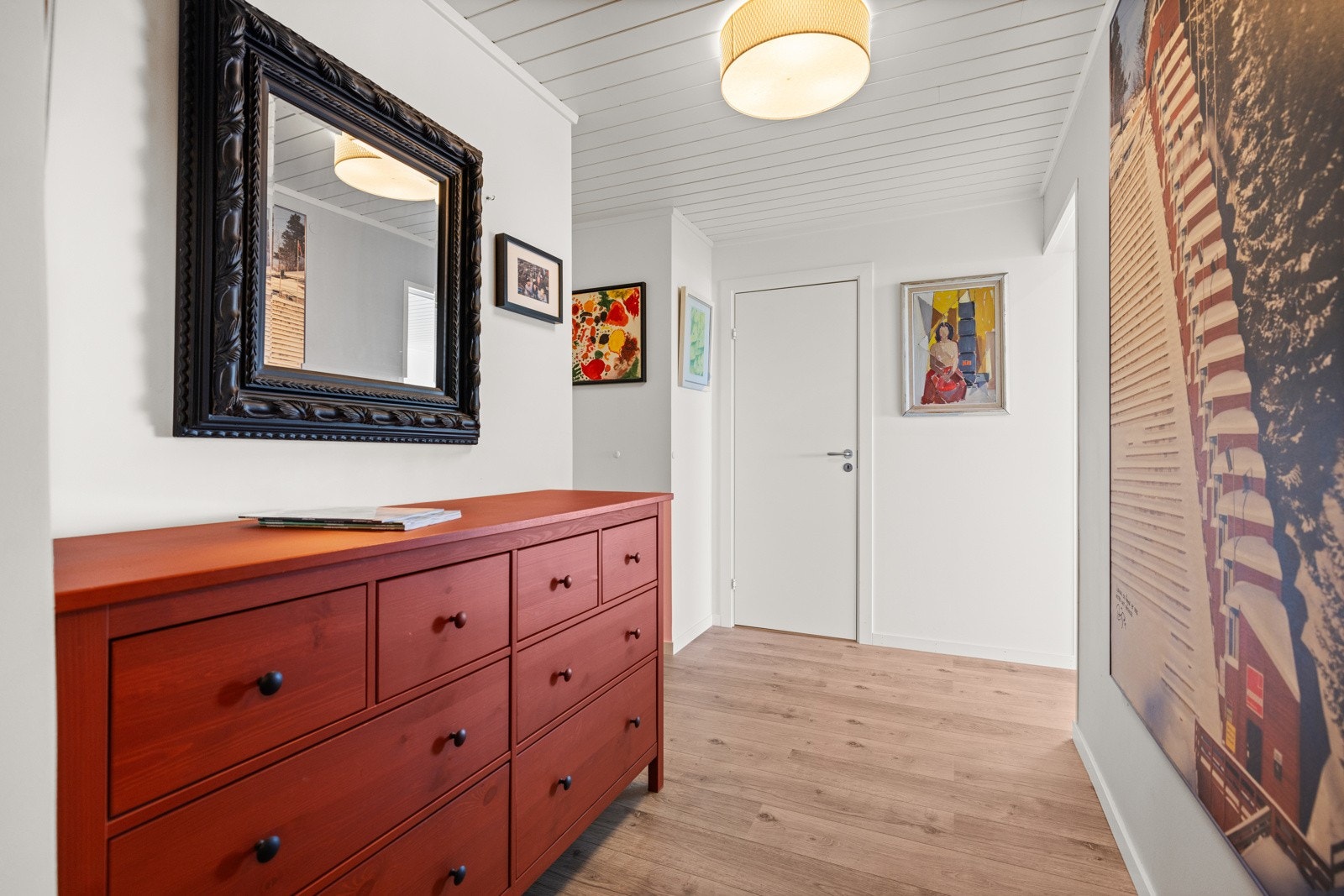 Her er det plass til både skoskap og knaggrekker Galleribilde