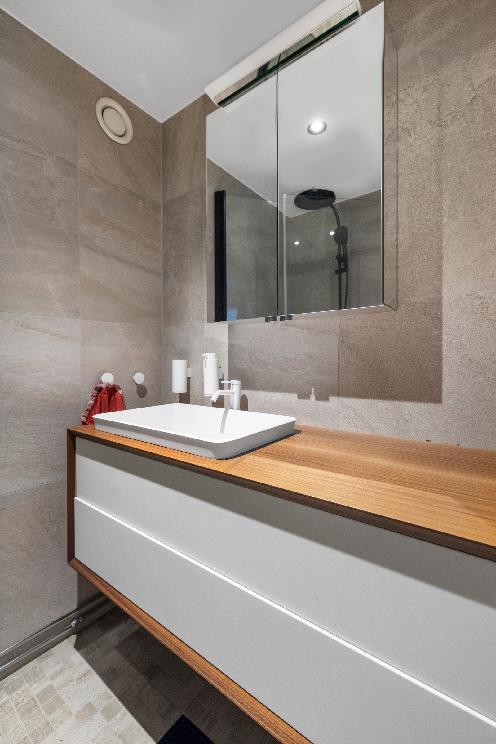 Badet har downlights, gulvvarme og opplegg for vaskemaskin Galleribilde