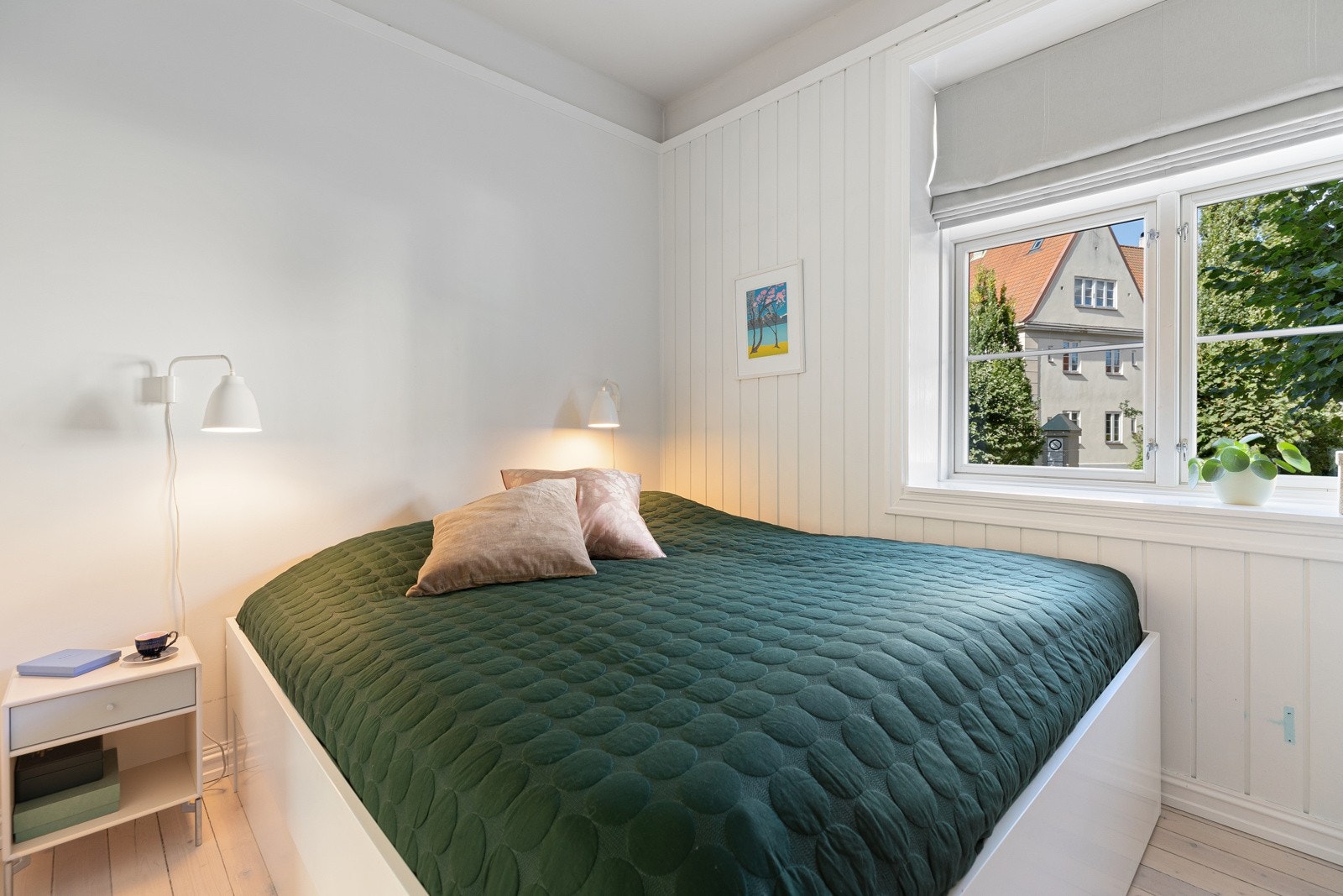 God plass til dobbeltseng og nattbord Galleribilde