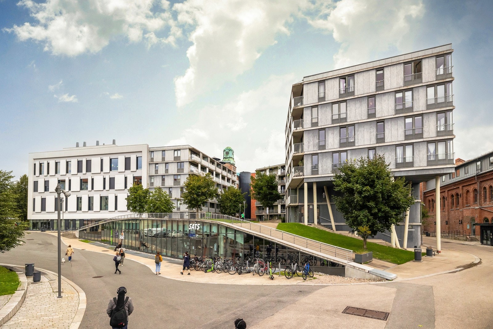 Leiligheten ligger i populære Schouskvartalet som både har parkeringshus og Sats i underetasjen Galleribilde