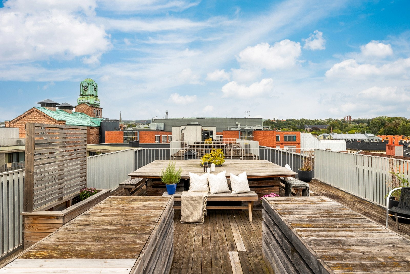 Terrassen har gode solforhold hele dagen Galleribilde