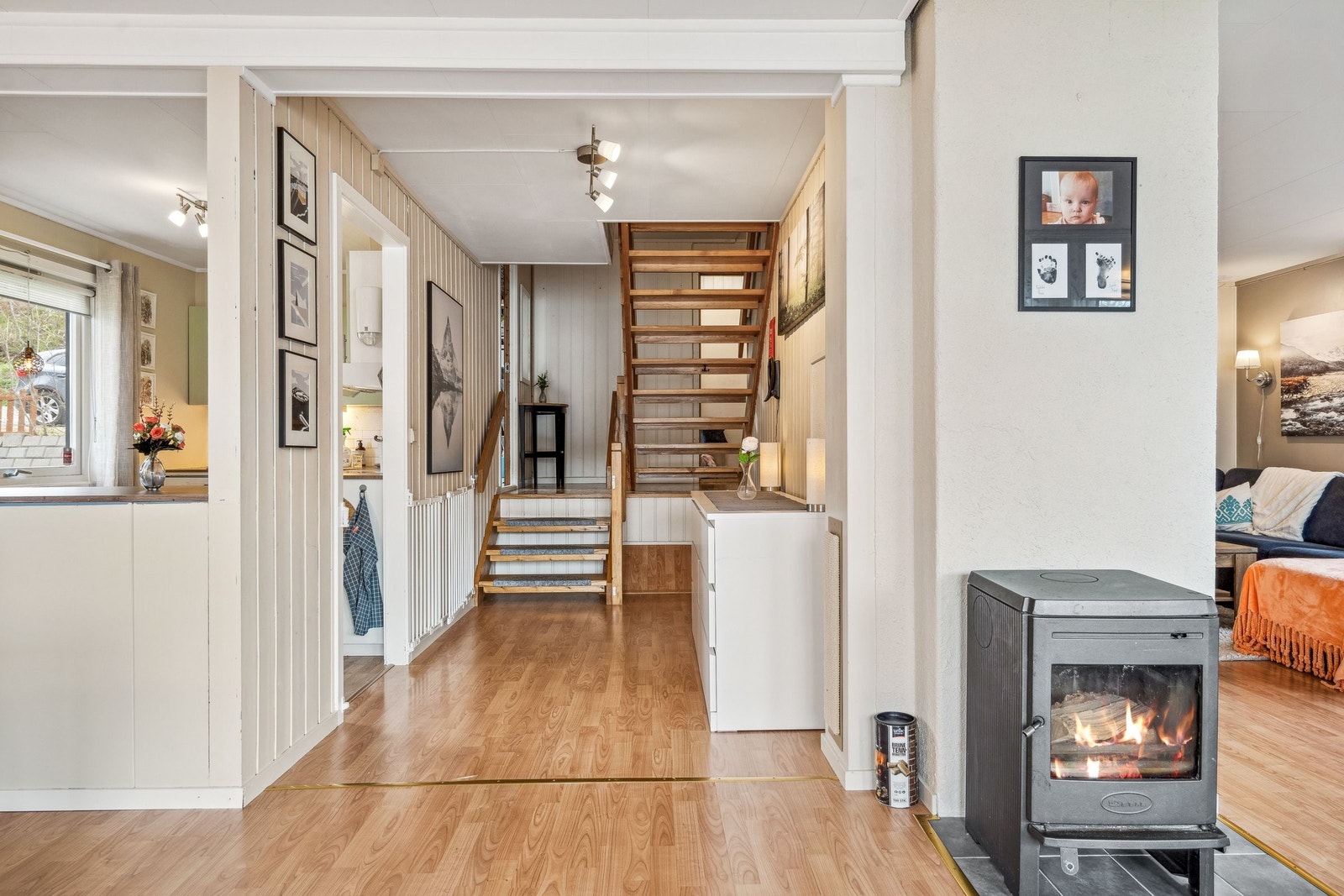 Fra gangen kommer man ned til kjøkken og stue Galleribilde