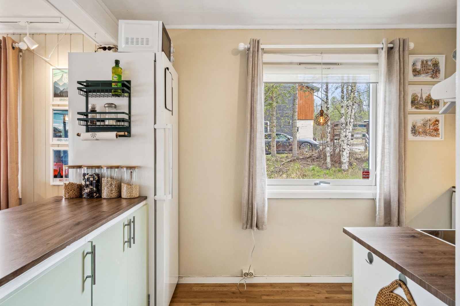 Fint kjøkken med mye lys. Galleribilde