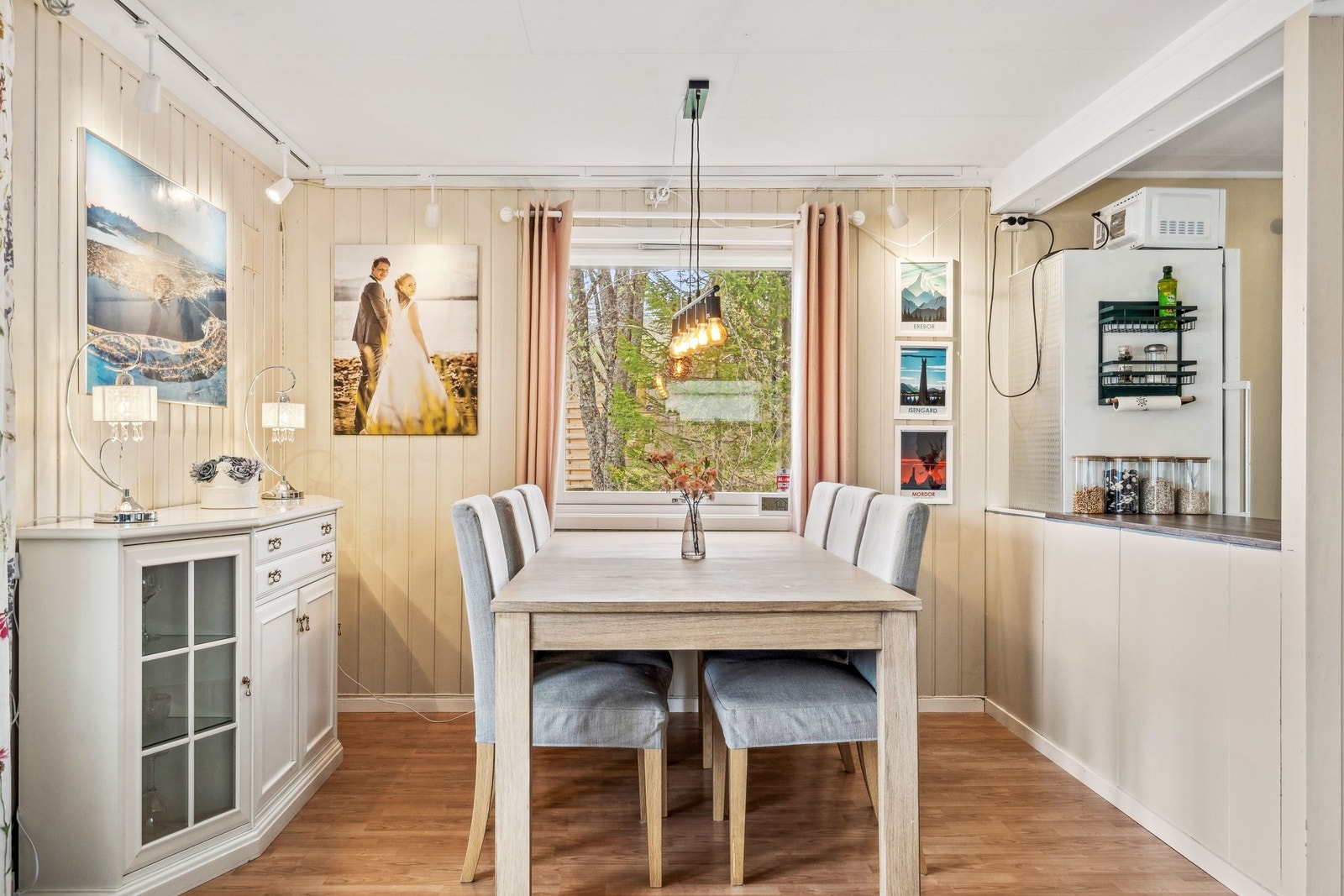 Spisestuen finner sin naturlige plass i nærheten av kjøkken Galleribilde