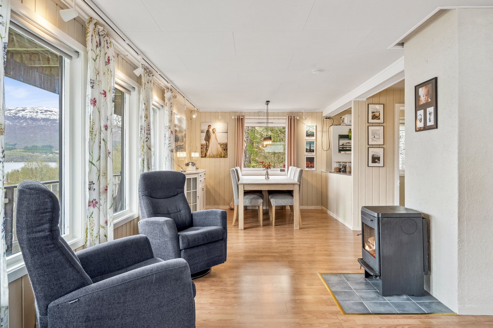 Her kan man nyte kalde vinterdager foran peisen Galleribilde