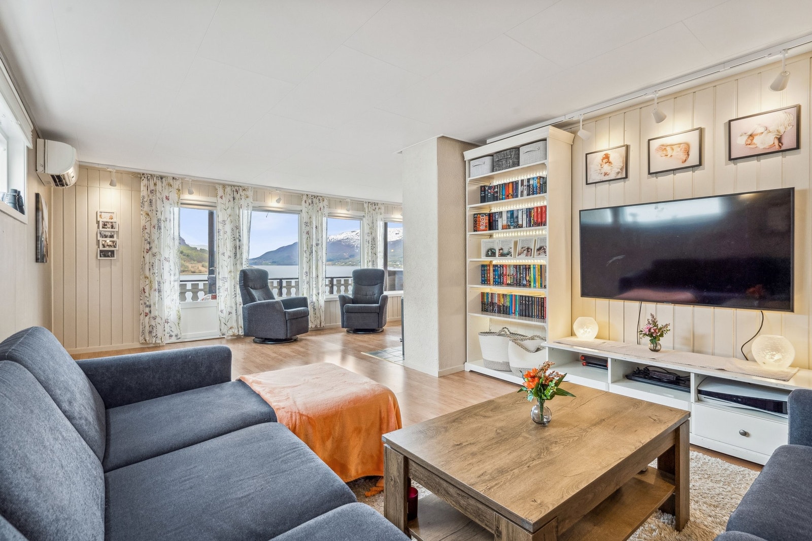 Fra sofaen kan man nyte den flotte utsikten Galleribilde