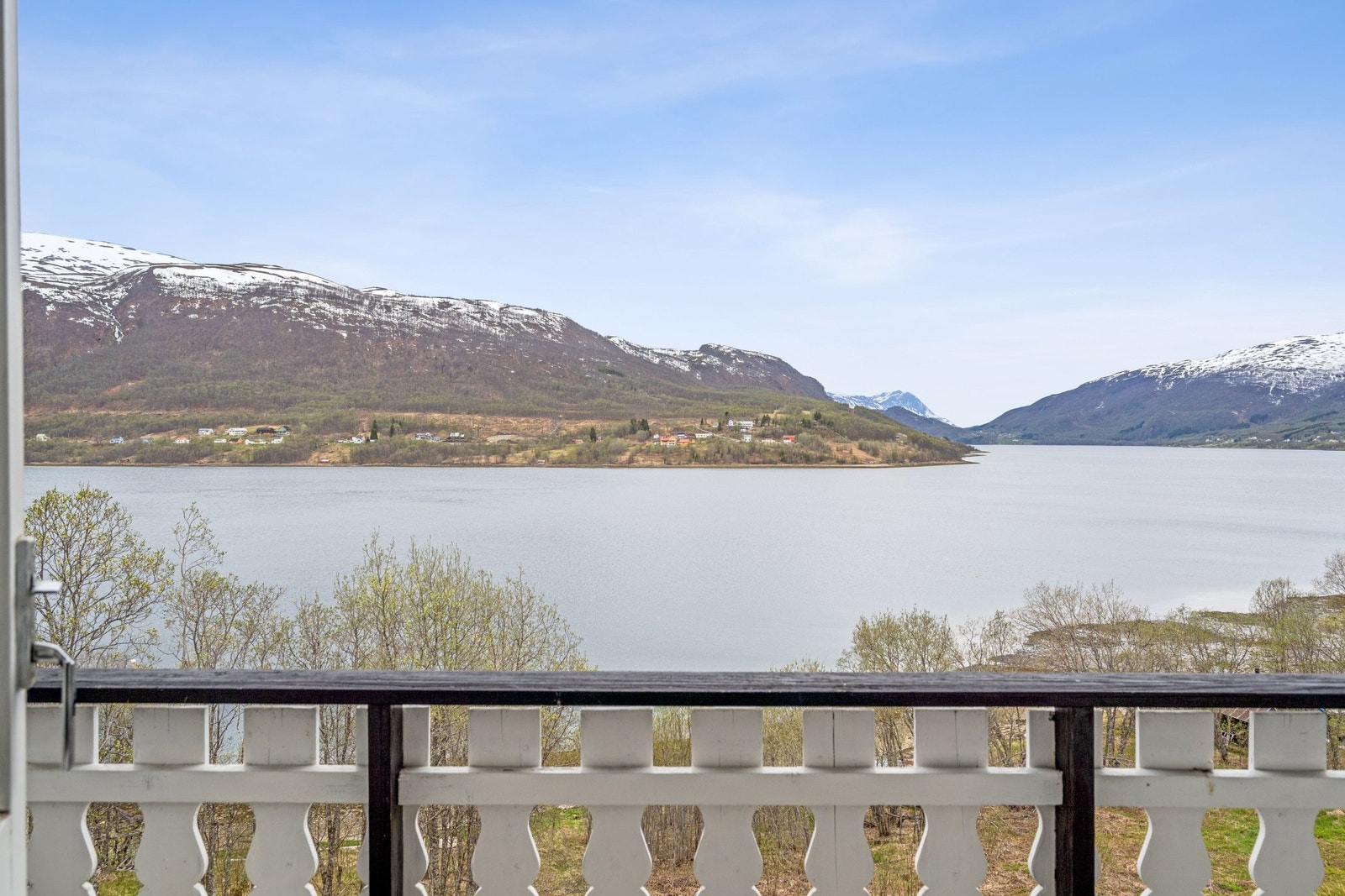 Storslagen utsikt fra balkong ved hovedsoverommet Galleribilde