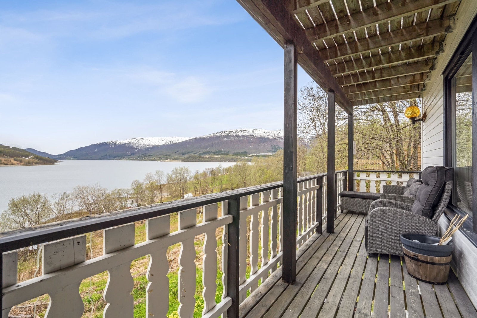 Her kan man nyte utsikten på en av boligens mange balkonger, denne med utgang fra stue Galleribilde