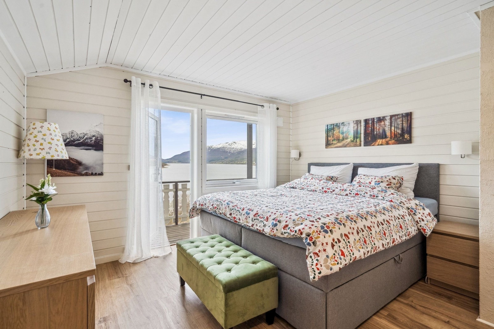 Hovedsoverom 2.etg med utgang til balkong og flott utsikt Galleribilde