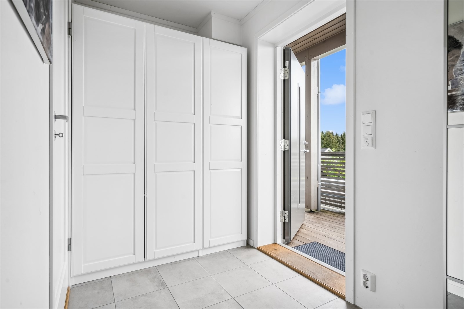 Garderobeskap med profilerte fronter i entré. Det er også gulvvarme i entréen. Galleribilde