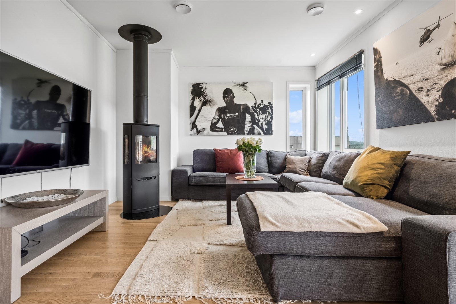 I stuen er det peis som sørger for å skape en hyggelig atmosfære i rommet. Galleribilde