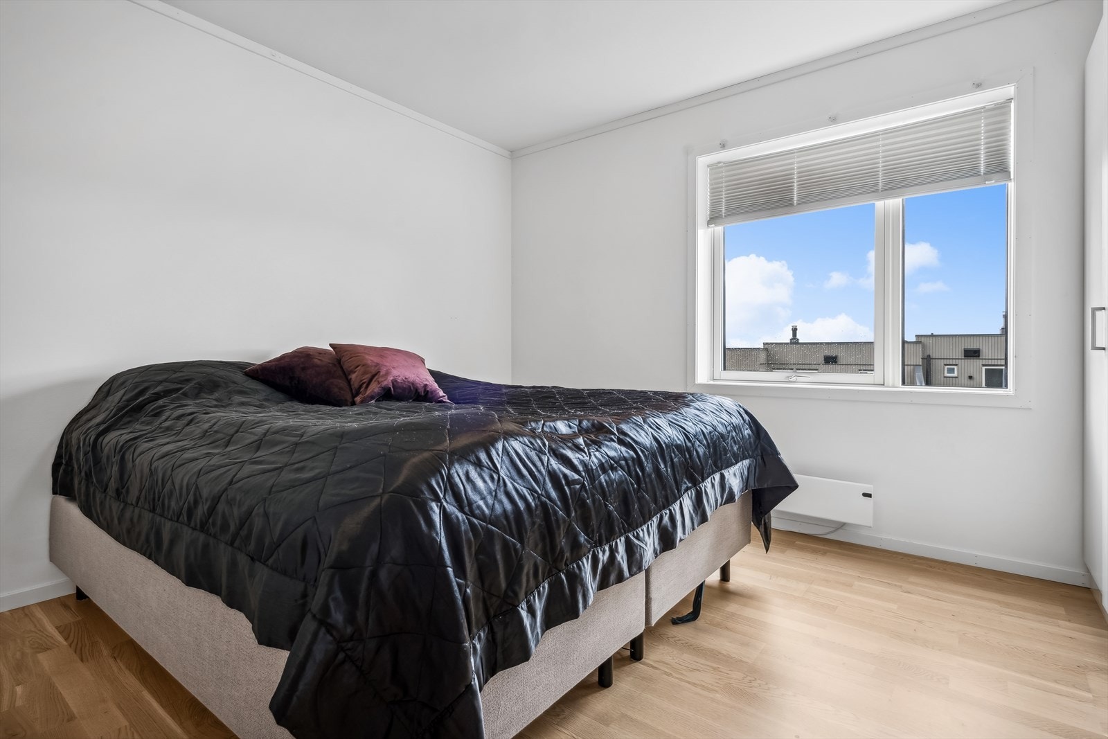 Leiligheten byr på 3 gode soverom, dette er hovedsoverommet som er av god størrelse. Galleribilde