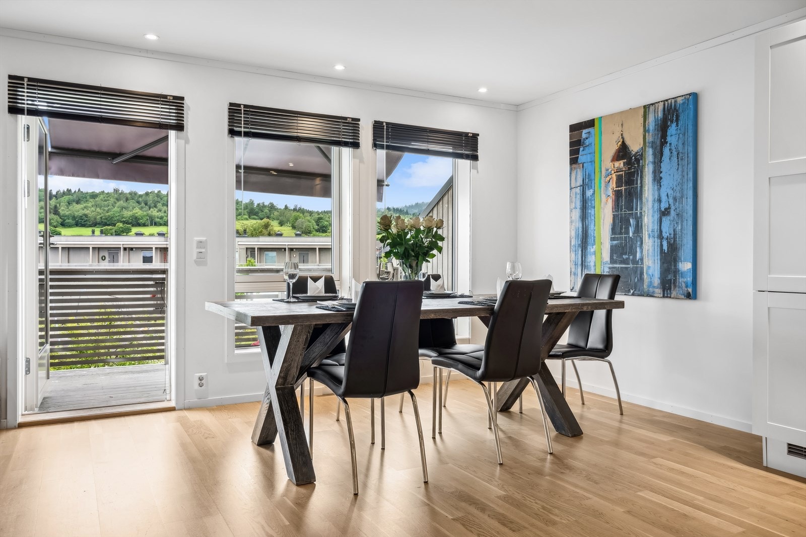 Fra spisestuen er det utgang til en vestvendt balkong. Galleribilde