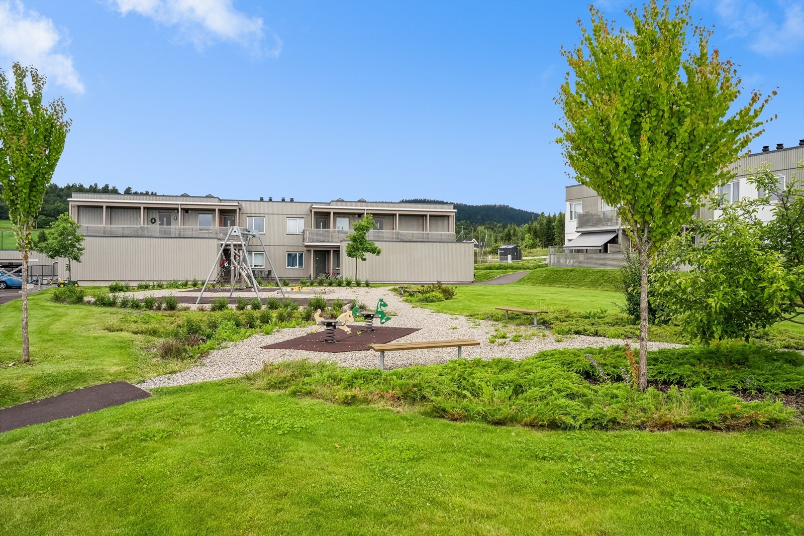 Fra leiligheten er det kort vei til dagligvare, barnehager, skoler og kollektiv transport. Galleribilde