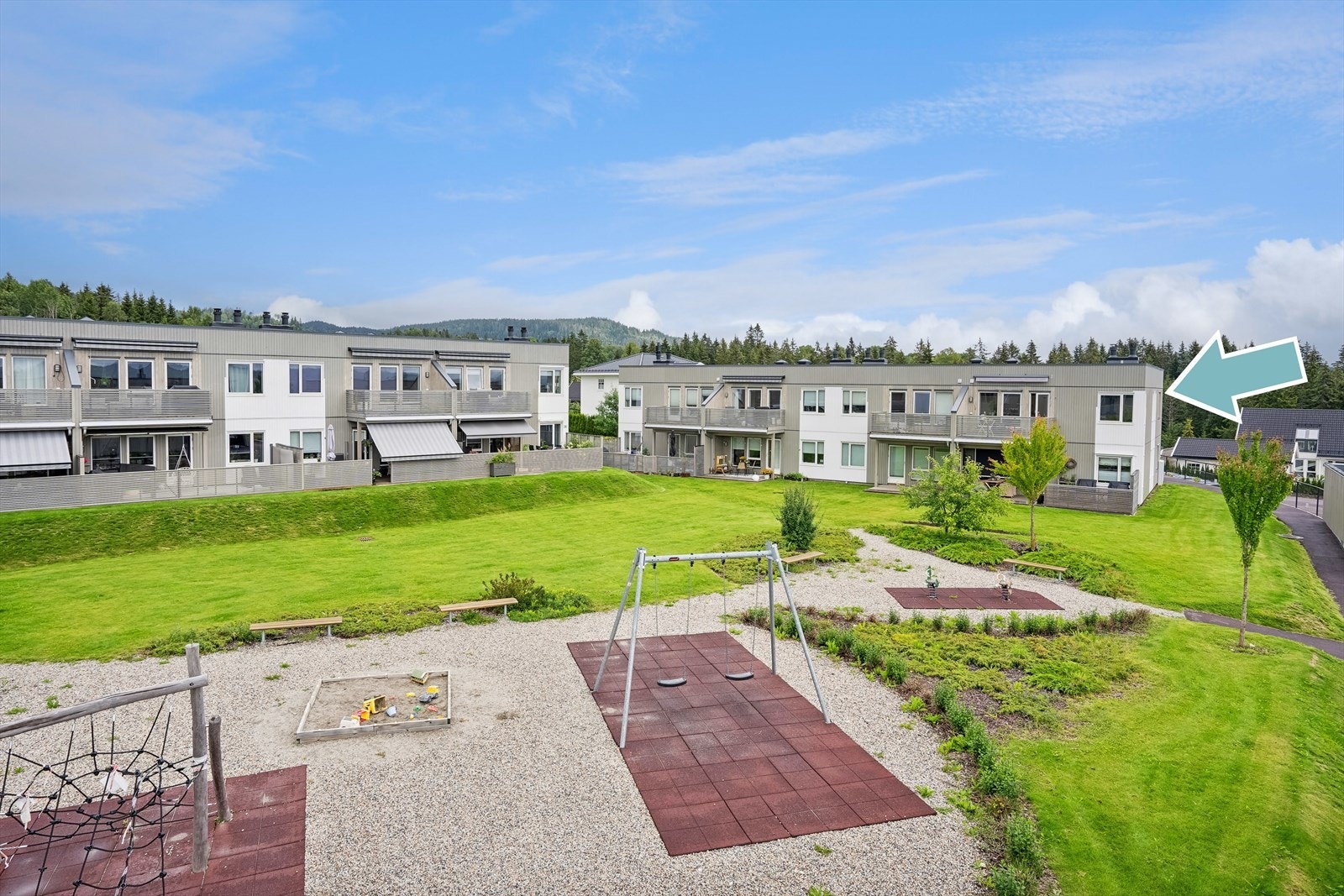 Hyggelig og pent opparbeidet fellesareal med lekeplass og sittebenker. Galleribilde