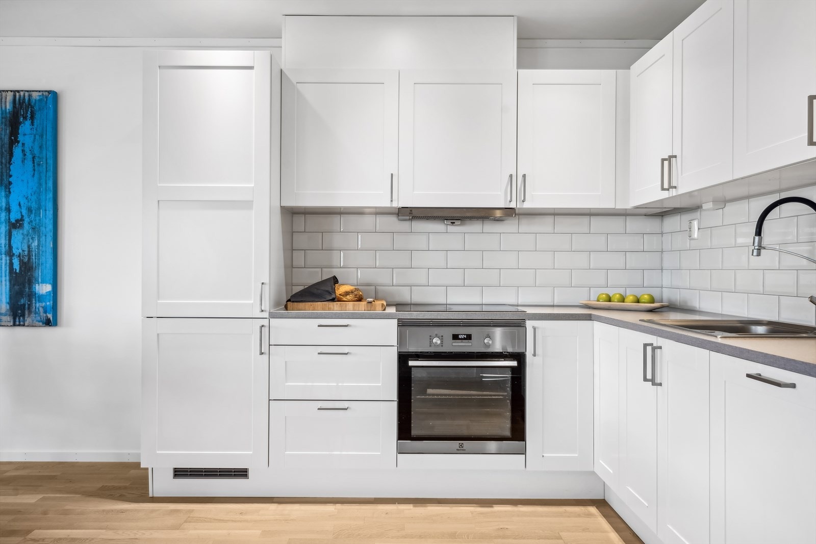 Induksjonstopp, stekeovn, oppvaskmaskin og kjøl/frys er integrert i innredningen. Galleribilde