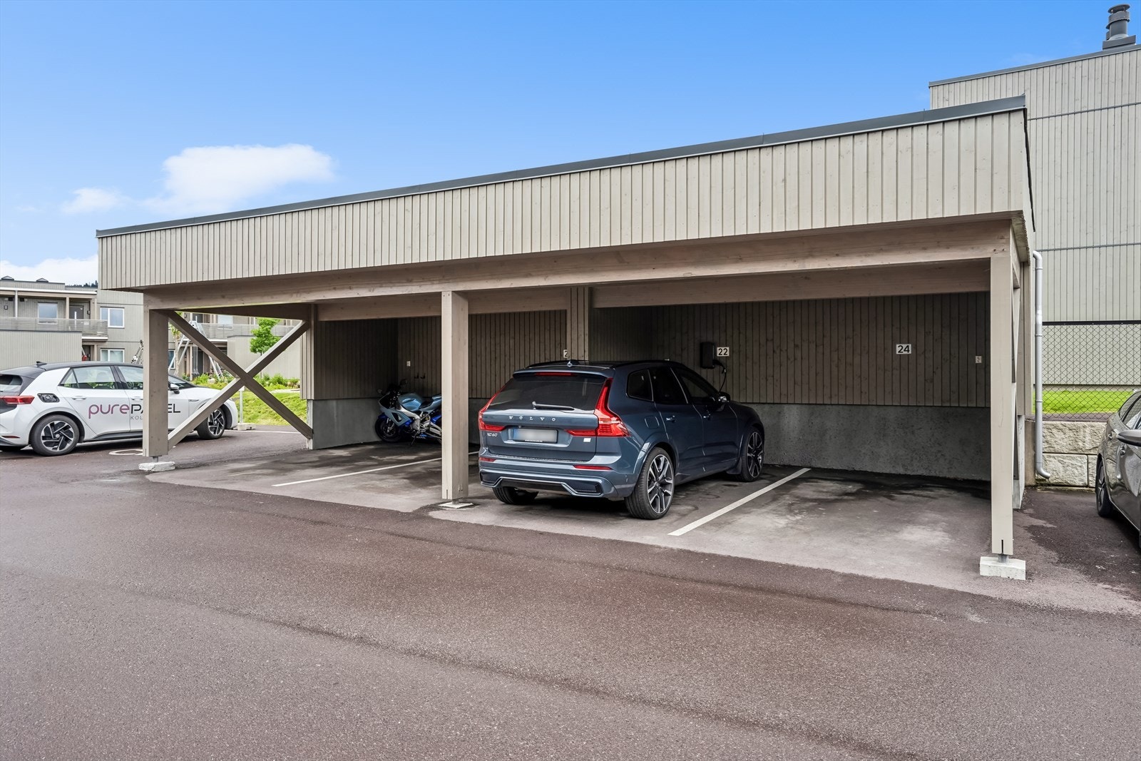 Det medfølger en parkeringsplas i carport rett nedenfor leiligheten. Galleribilde