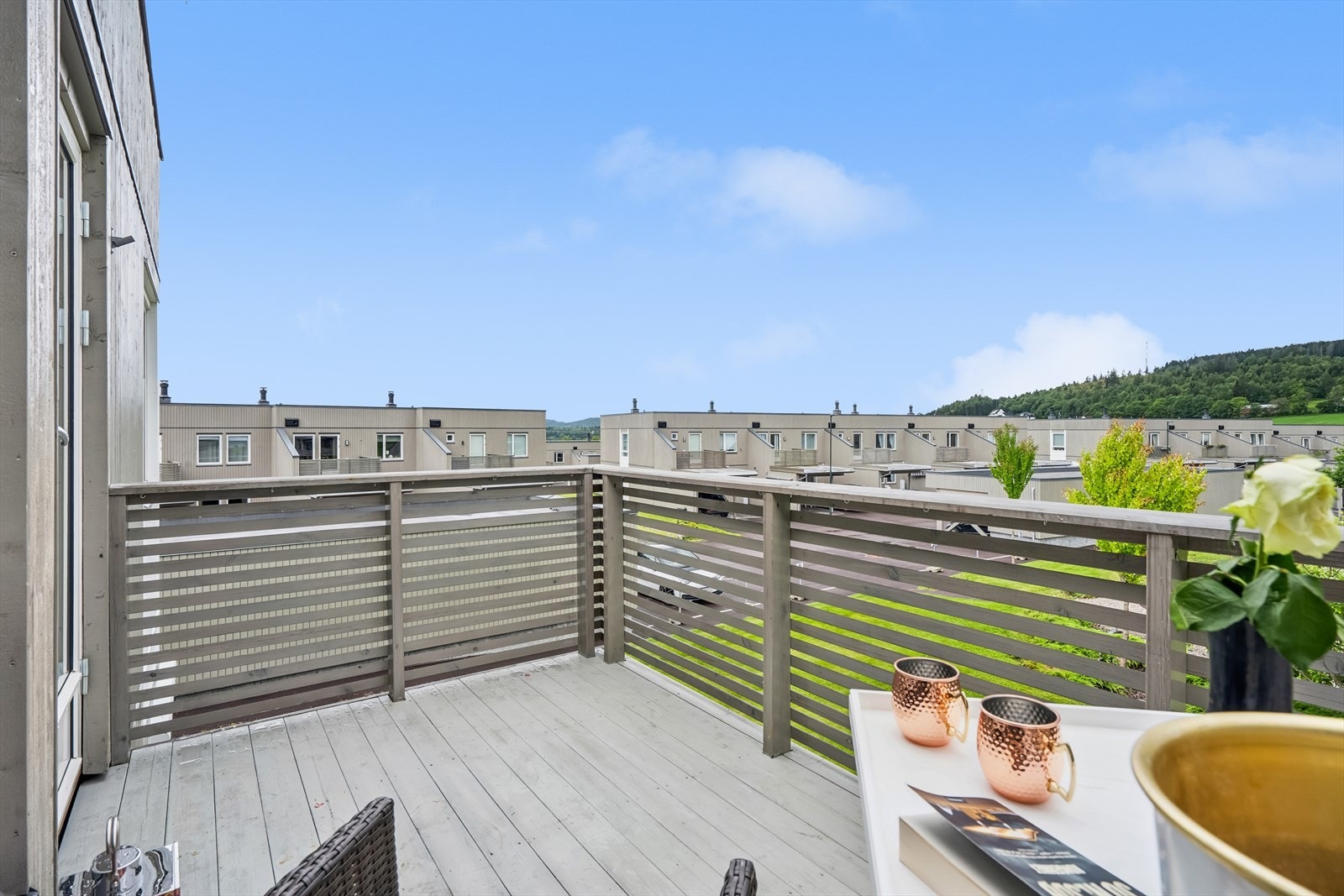 Balkong på 8,5 m². Her er det plass til ønsket utemøblemet og beplantning. Galleribilde