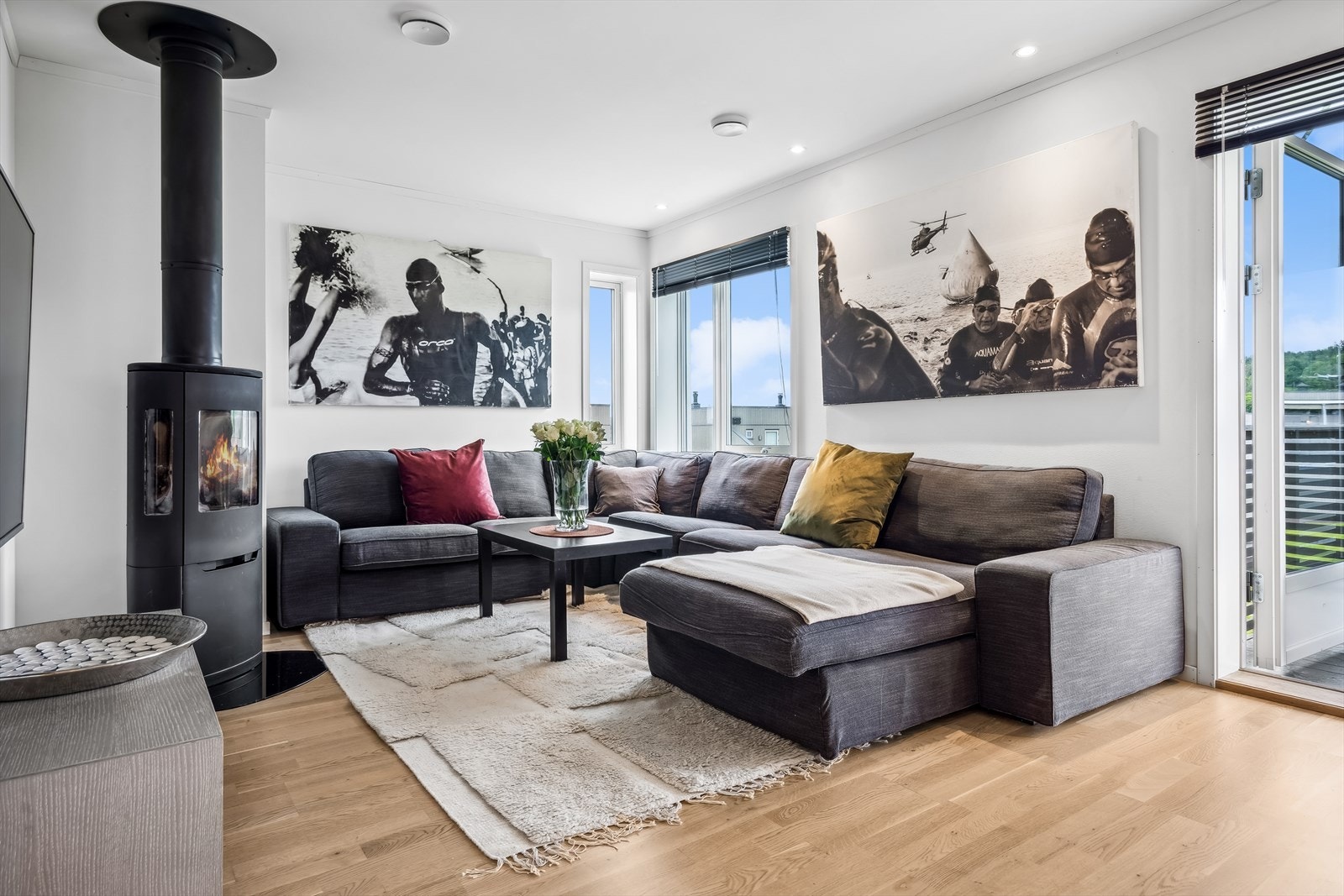 Boligens stue har plass til sofaseksjon og ønsket mediemøblement. Galleribilde