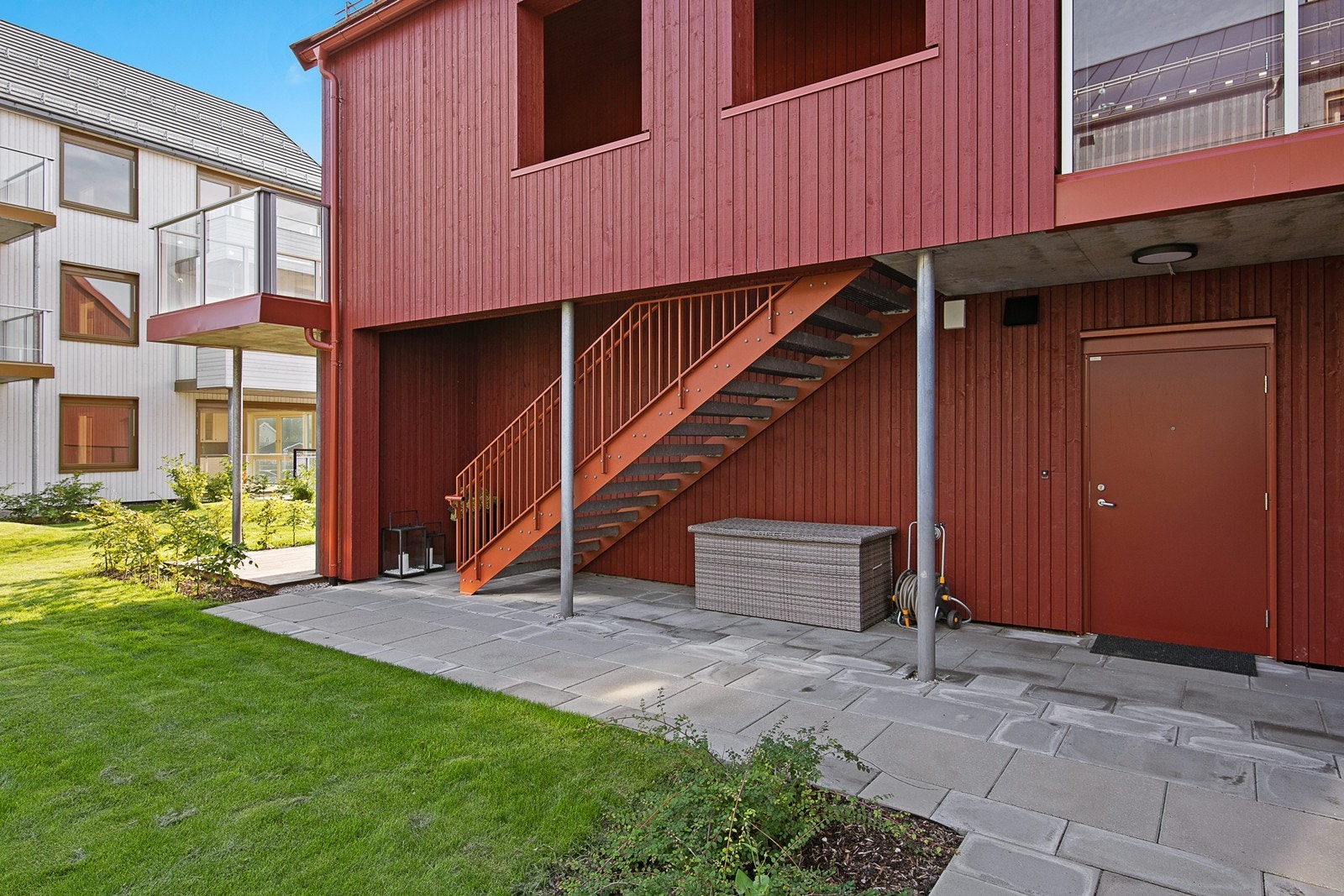 Overnbygget inngangsparti med enkel adkomst Galleribilde