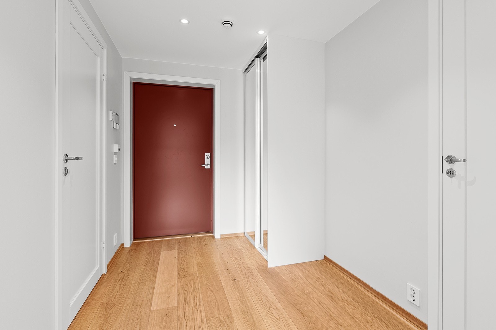 Velkommen inn! Entré med spotter i tak og skyvedørsgarderobe Galleribilde