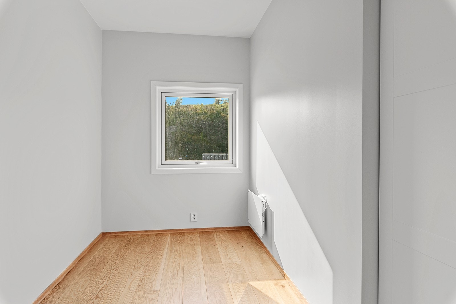 Det andre soverommet har også skyvedørsgarderobe, samt utsikt til sjøen Galleribilde