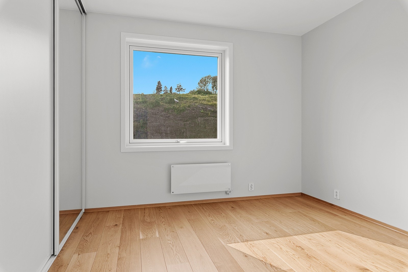 Hovedsoverommet har god plass til dobbetlseng og øvrig soveromsmøblement, samt fin plass til oppbevaring i skyvedørsgarderobe Galleribilde