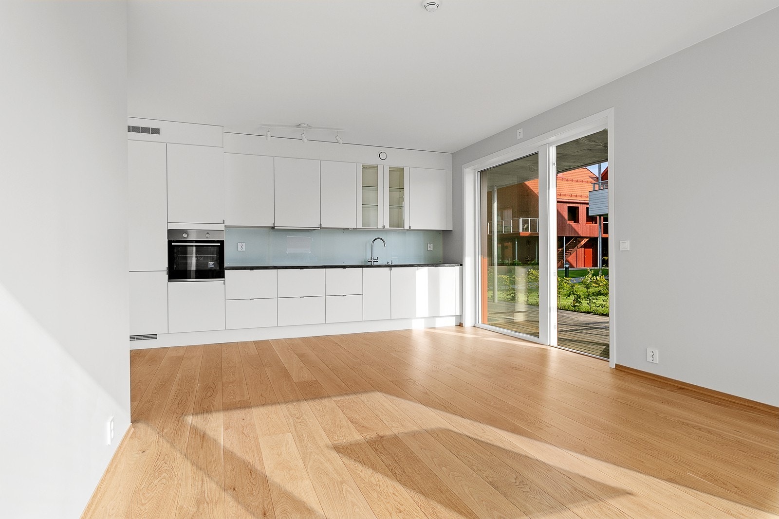 Stilren kjøkkeninnredning med moderne preg og integrerte hvitevarer Galleribilde