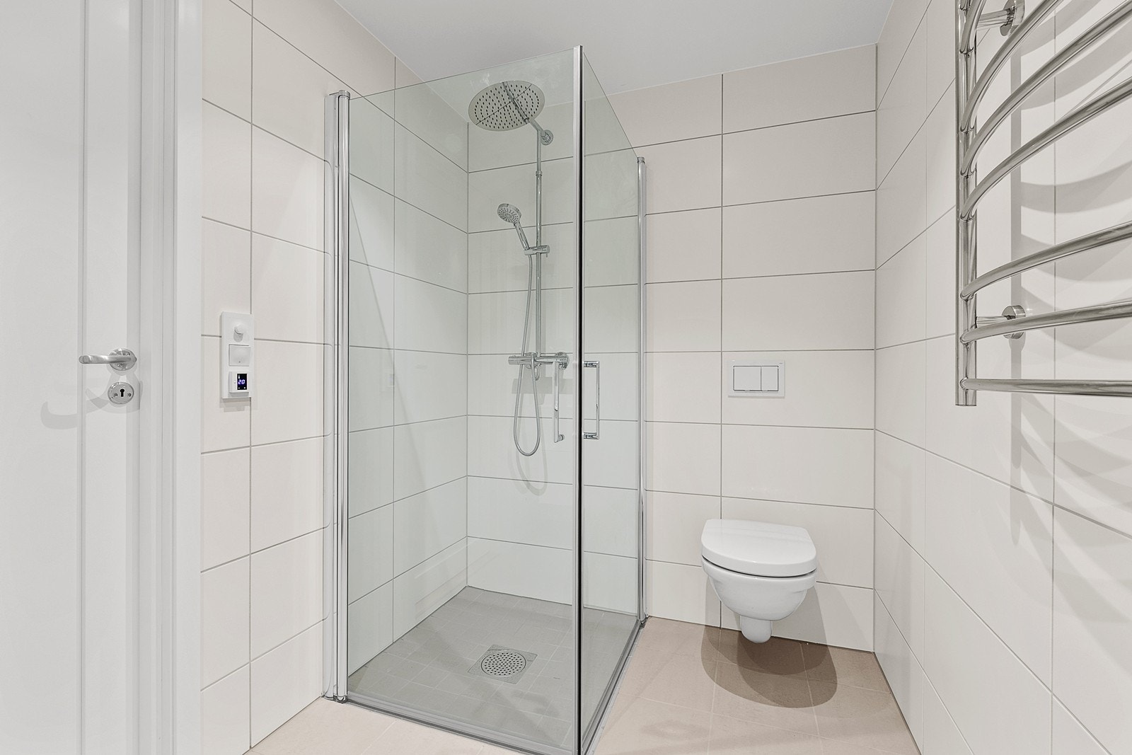 Lyst, flislagt bad med varmekabler i gulv. Galleribilde