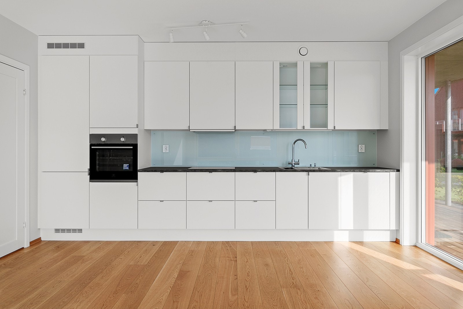 De integrerte hvitevarene medfølger ved salg: Induksjonstopp, komfyr, kombiskap og oppvaskmaskin Galleribilde