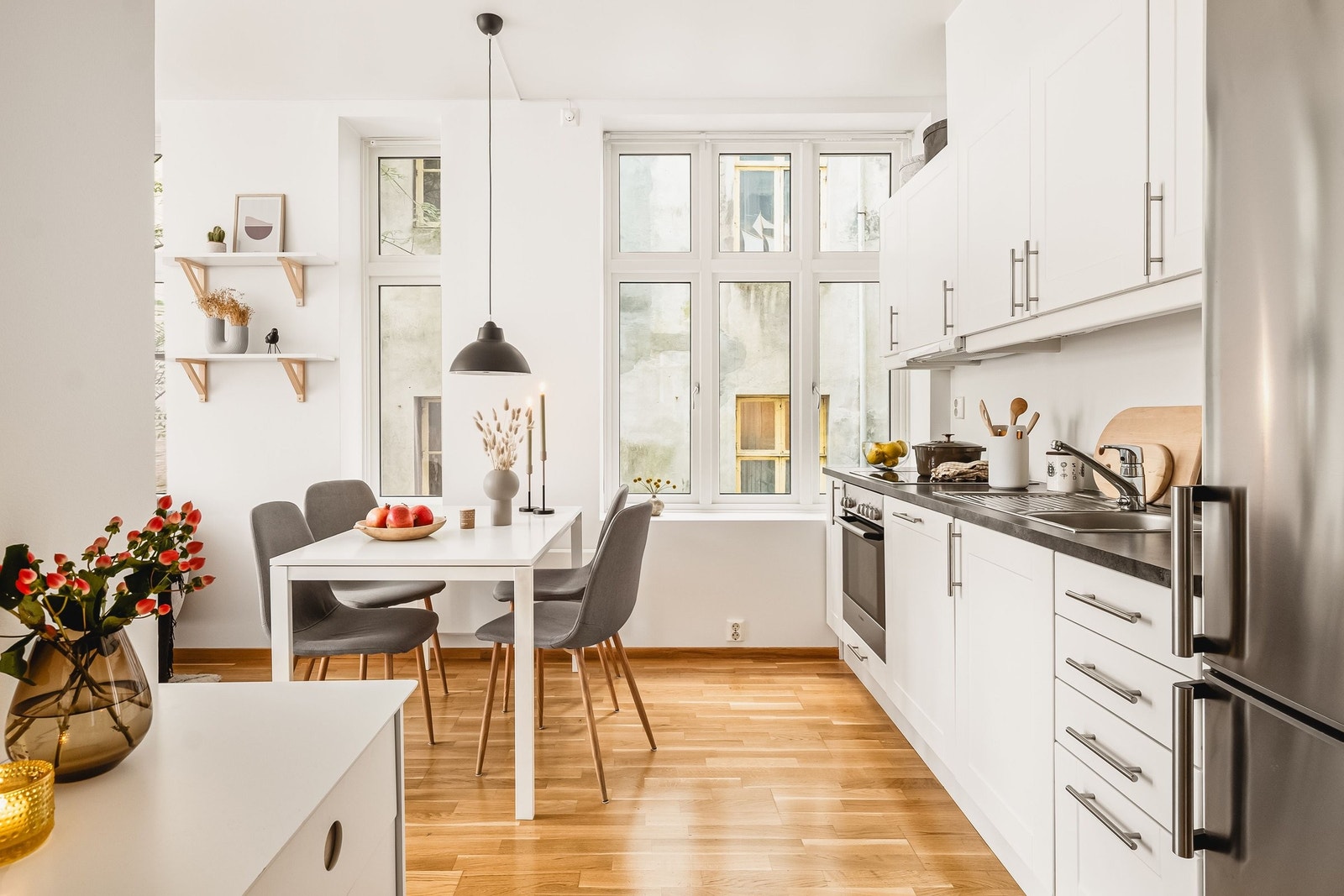 TIL HVERDAG OG FEST
Dagligstue, TV-stue, spisestue. Uansett fornavn er stuen et rom for avkobling og hygge. Alene eller i selskap med familie og venner. En invitasjon til gode opplevelser. Galleribilde