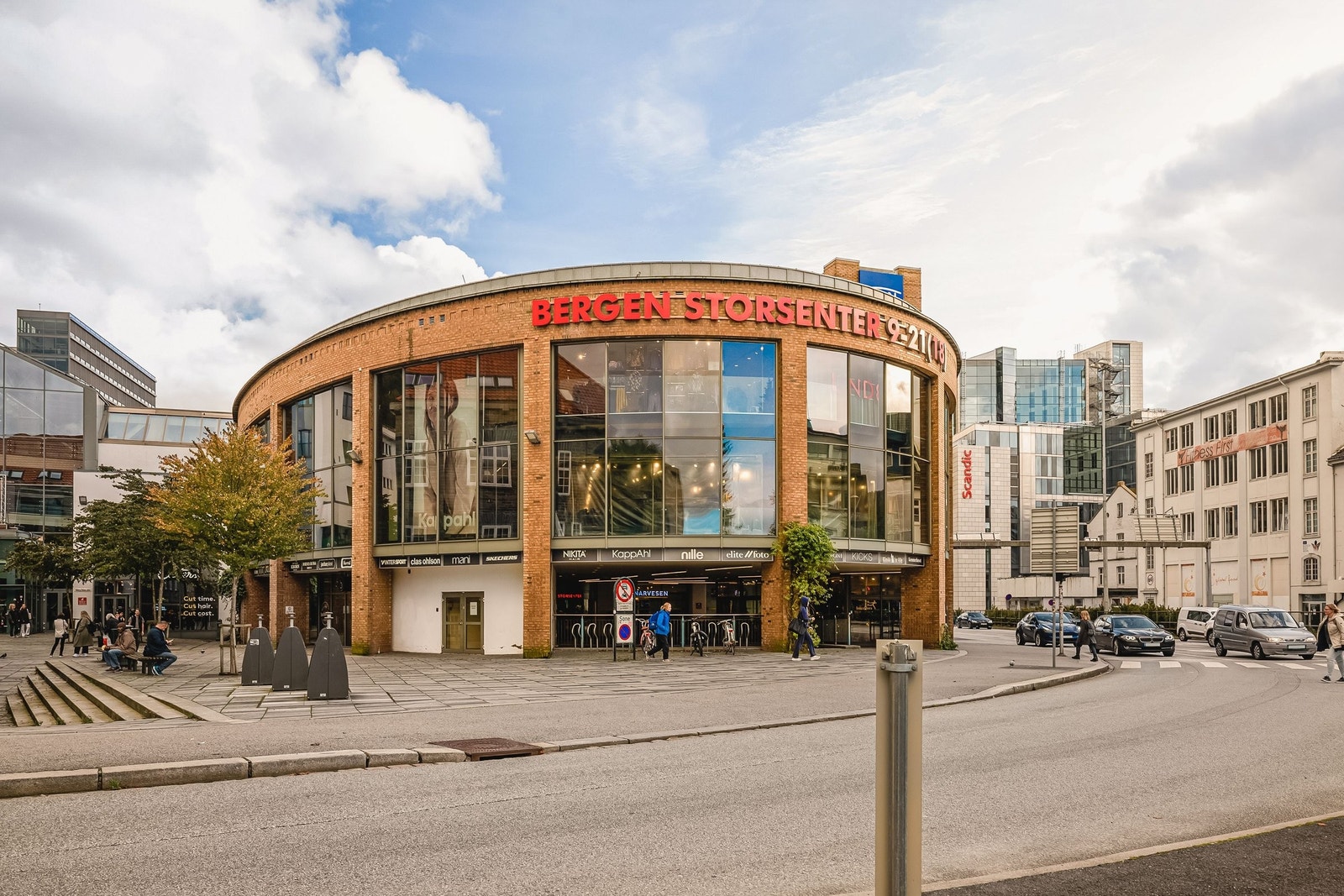 Bystasjonen med alle dens butikker, kafeer og bussterminal. Galleribilde